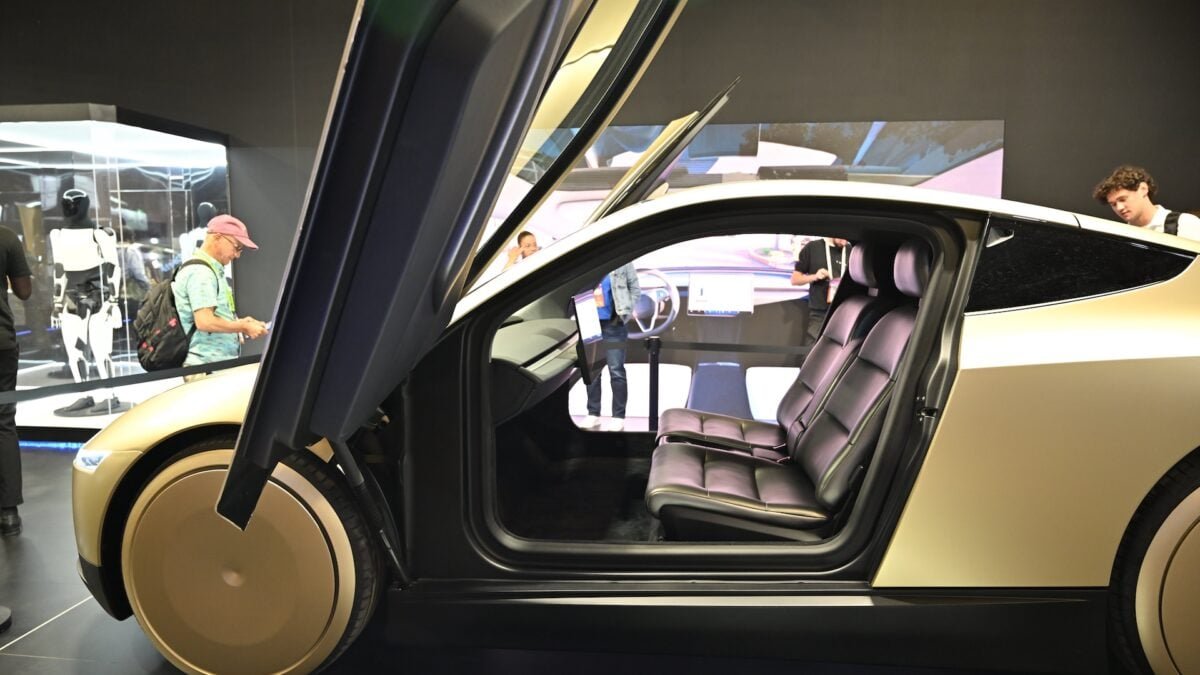 Tesla’s Viral ‘Autonomous’ Car Delivery Video Is Splitting the Internet Tesla’s Viral ‘Autonomous’ Car Delivery Video Is Splitting the Internet